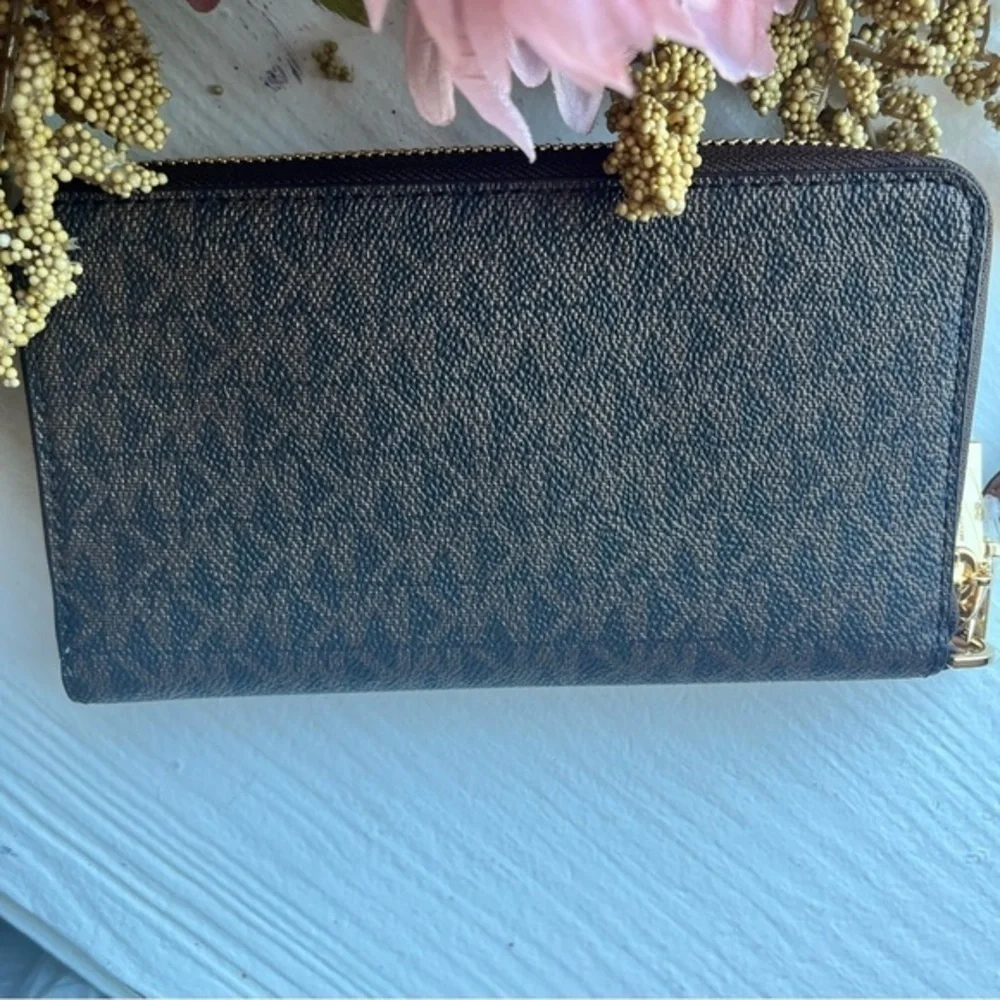 Michael Kors Signature Print Phone Wallet Wristlet Zip Closure NWT - Picture 3 of 4